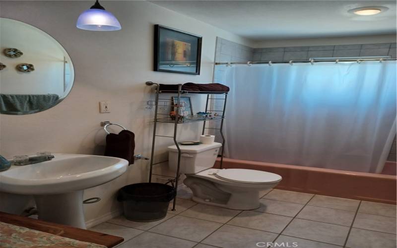 3 bed , bath room, Tub and shower combo