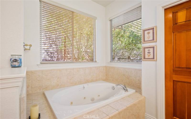 Soak your stresses away in this divine, jetted bathtub!