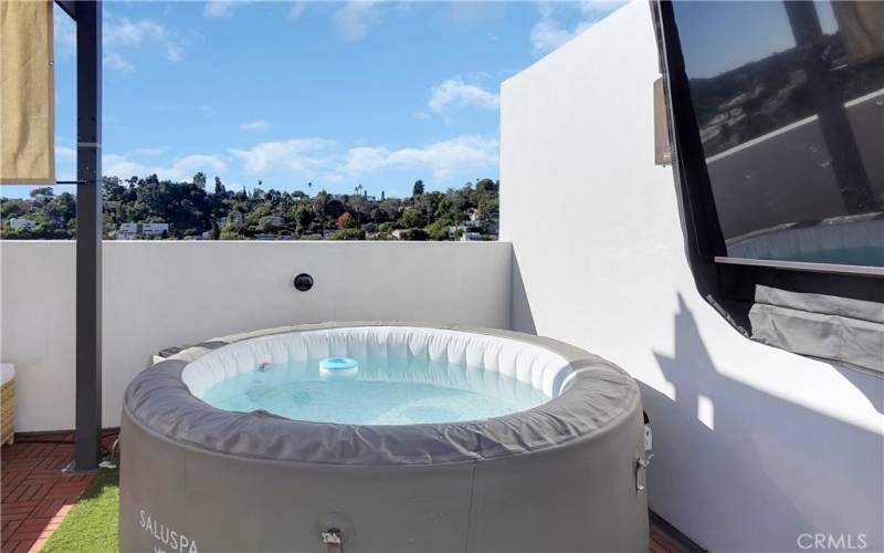 Hottub on rooftop. Negotiable in stay