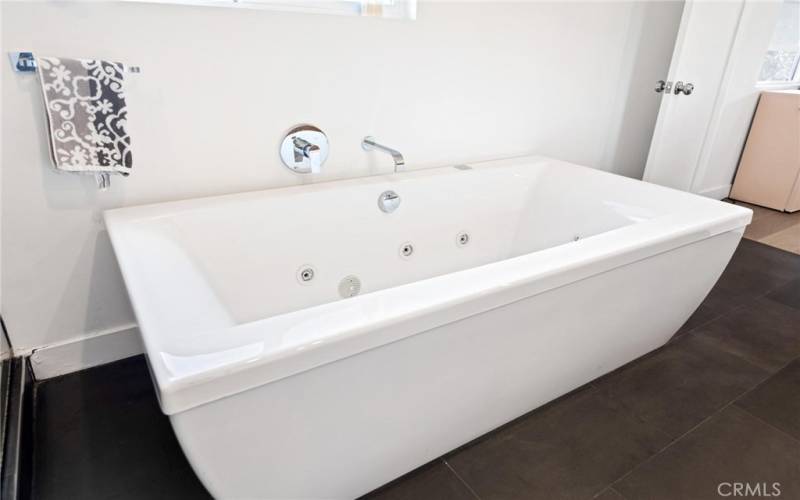 2nd floor master jetted tub