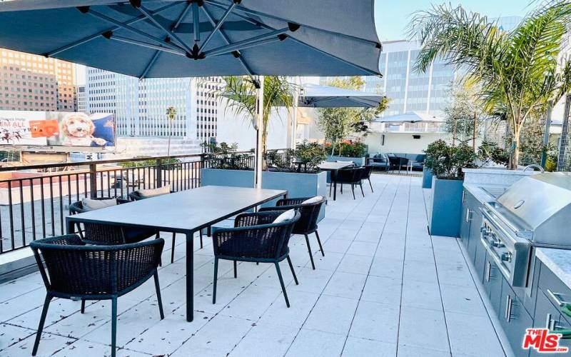 Roofdeck dining and lounge