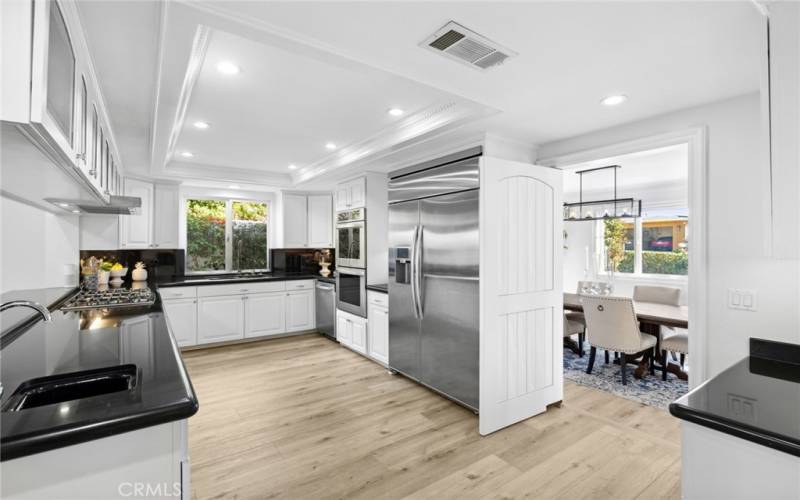  All will delight in the entertainer's kitchen, boasting professional-grade appliances and a convenient breakfast bar where culinary creations can be enjoyed with friends and loved ones.