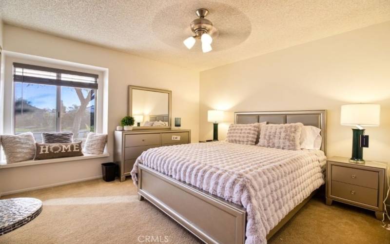 Brand New Large Queen size bedroom with desert view.