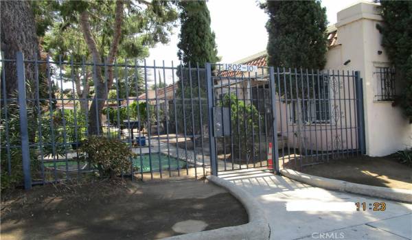 Lock/gated entry to units