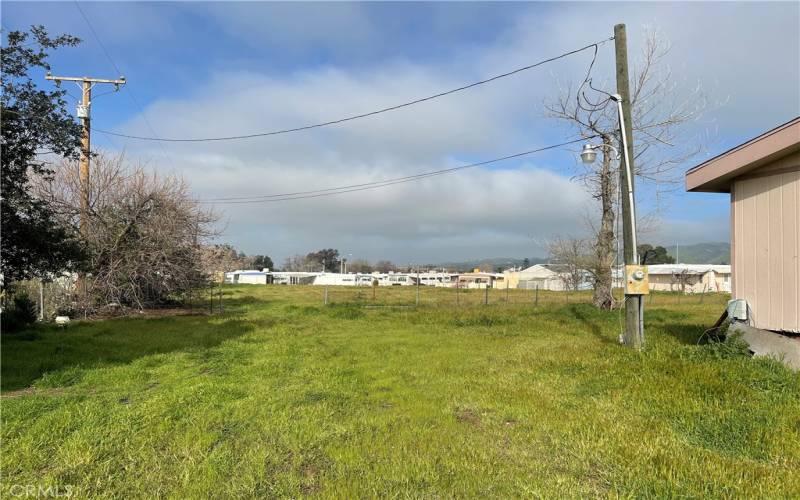 left side facing behind Manufactured home