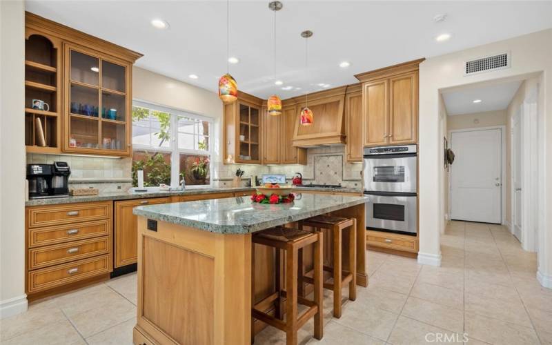 Gourmet, fully equipped kitchen with center island