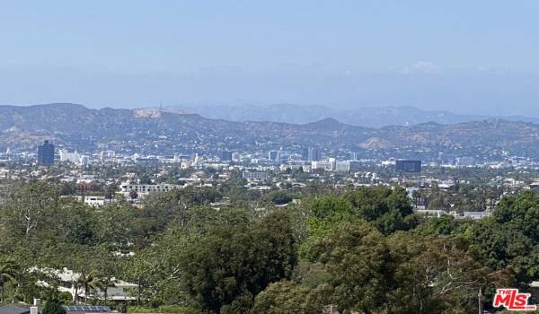 Stunning views with Hollywood Sign