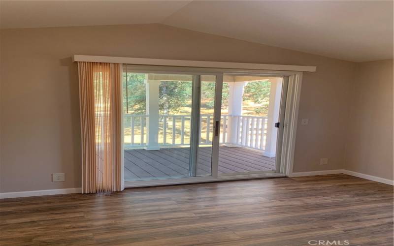 MASTER BEDROOM WITH SLIDING DOOR TO DECKING!