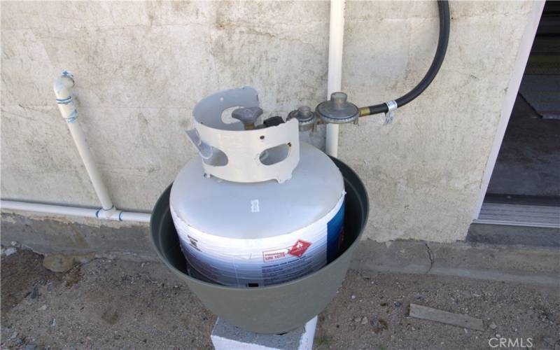 Gas tank for hot water