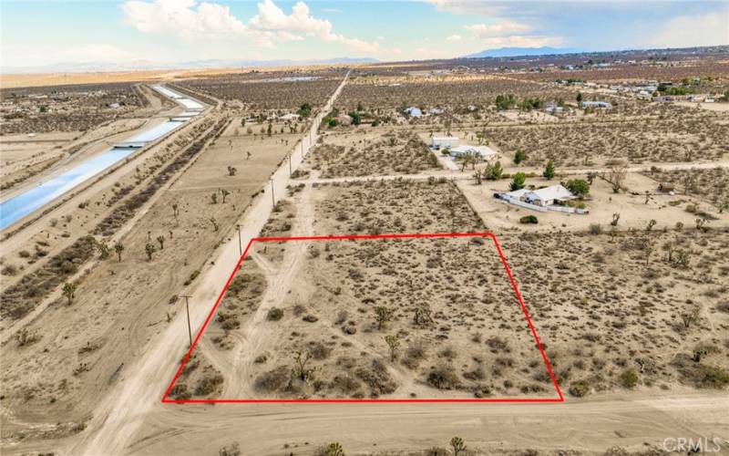 Red property boundary markers are not to be relied on as exact property lines. Buyer to confirm independently.