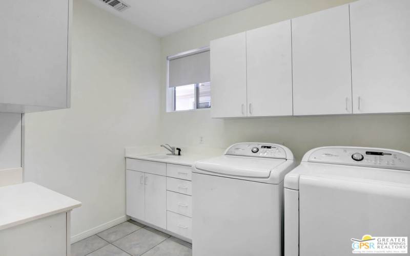 Laundry w Utility Sink