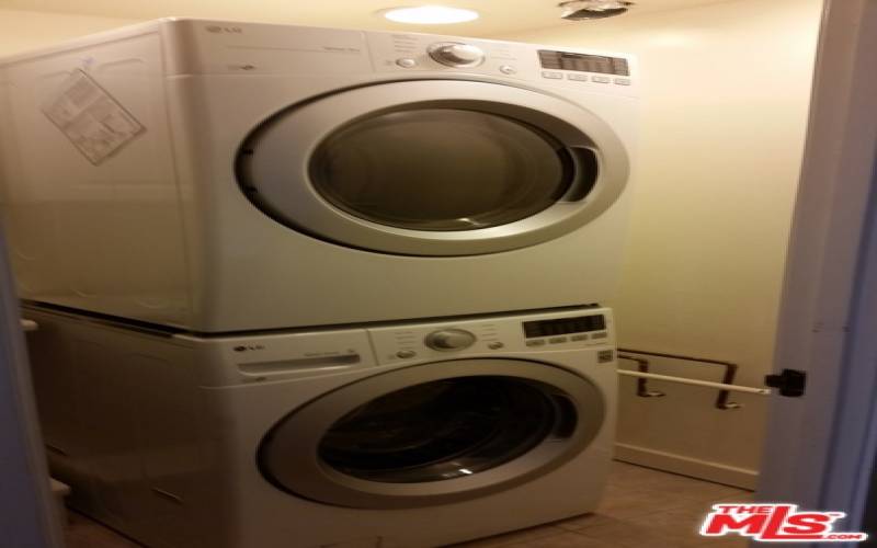 Washer dryer in unit