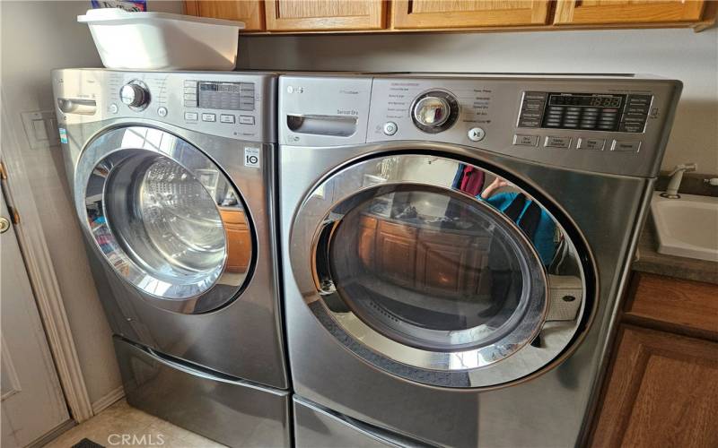 Washer & dryer included!