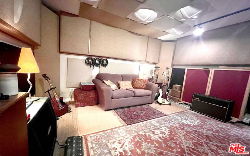 Soundproof studio/Entertainment