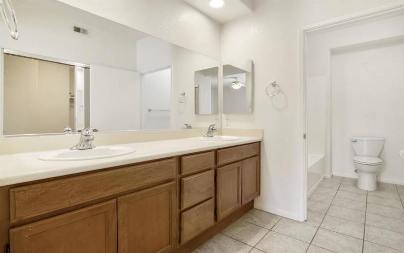 Master bath w/ dual sinks