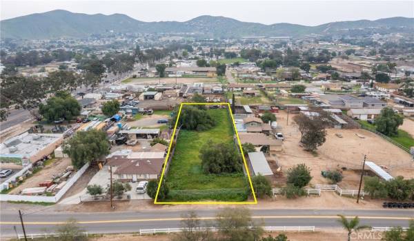 NORCO LOT 19,600 sq ft lot. Close to shopping centers and 15 freeway
Between 3861 and 3833 Center
