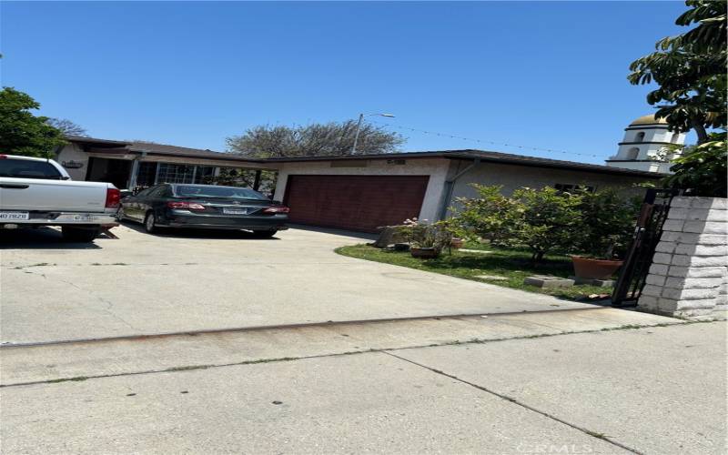 front drive way w 2 car garage