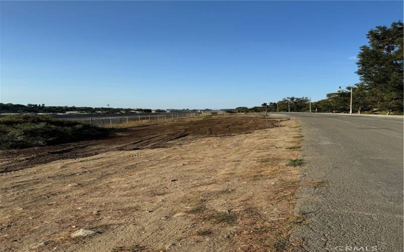 Direct pedestrian and bike access to San Juan Creek trail.