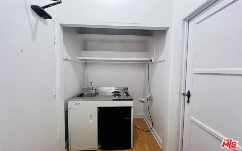 Kitchenette - stove/sink/fridge