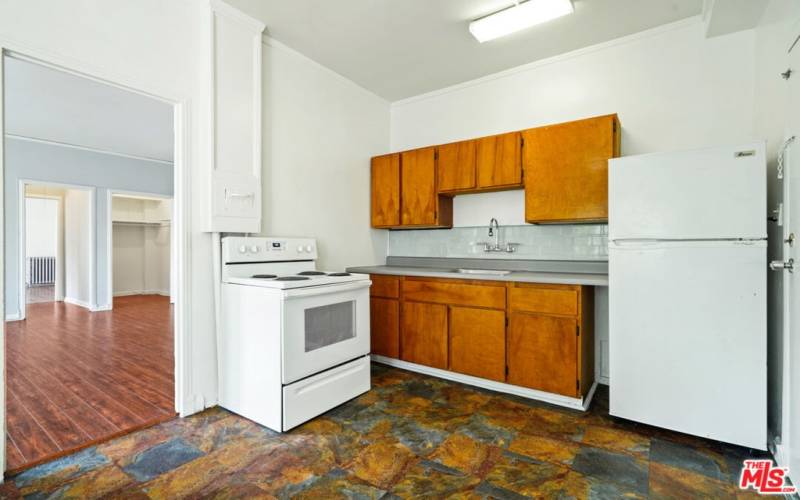 Kitchen w/stove & refrigerator