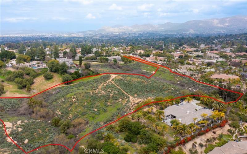 Looking North. The boundaries depicted on this picture are approximate and should not be relied upon for precise lot delineation.