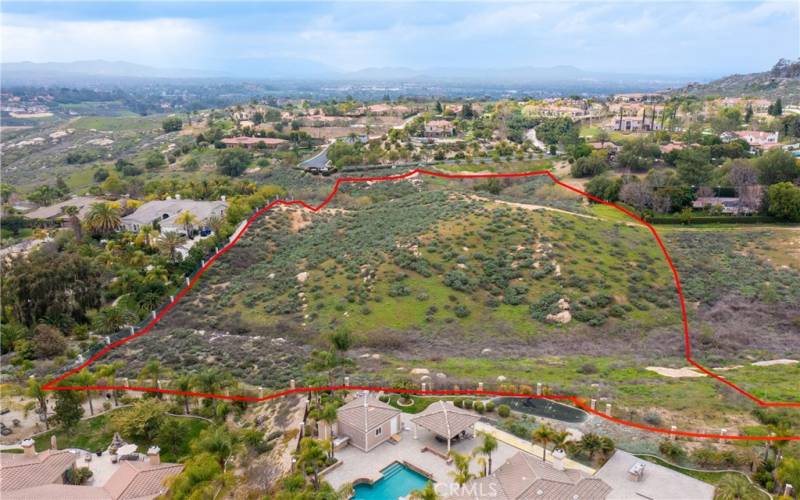 Looking West. The boundaries depicted on this picture are approximate and should not be relied upon for precise lot delineation.