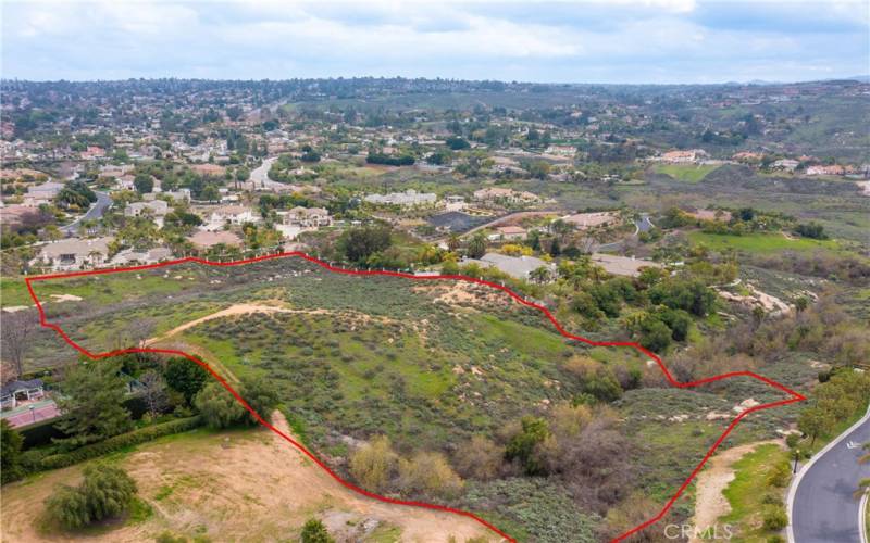 Looking S/E. The boundaries depicted on this picture are approximate and should not be relied upon for precise lot delineation.