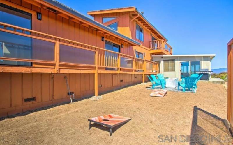 The house is located dead center between Santa Cruz/Capitola and Monterey/Carmel with a hilltop (550 ft in Elev on 3.45 acres) 360 degree panoramic view near Elkhorn Slough where sea otters thrive and it is commutable to the Bay Area via HWY 101 or 1 & 17
