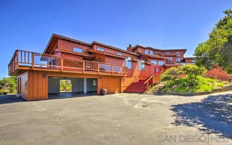 Designed to take advantage of the view! And as renters become more comfortable with longer but less frequent commutes--stay regional; and have a great view of Monterey Bay and the surrounding mountains; and commute to Silicon Valley/SFO via HWY 101 or 17!