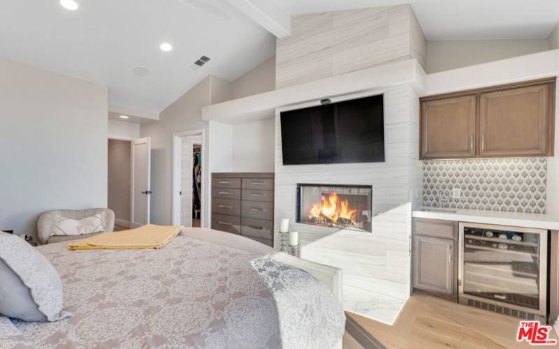 primary suite w/fireplace, wet bar