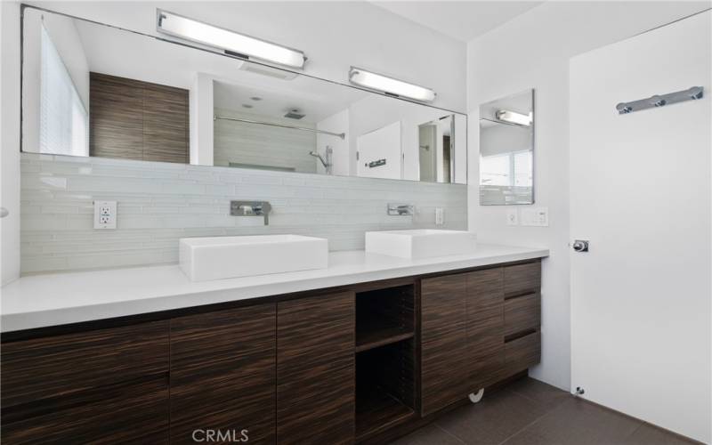 Large Bath with Double Sinks