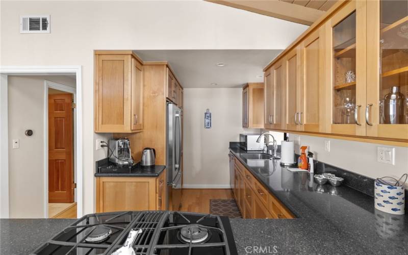 kitchen w/ granite counter top