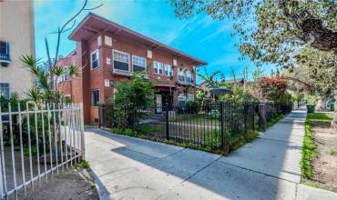 828 W 41st Street, Los Angeles, California 90037, 2 Bedrooms Bedrooms, ,1 BathroomBathrooms,Residential Income,Buy,828 W 41st Street,DW24051877