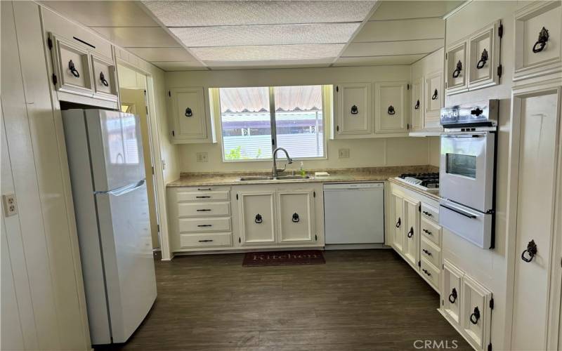 kitchen with built in gas stove and oven, refrigerator stays!