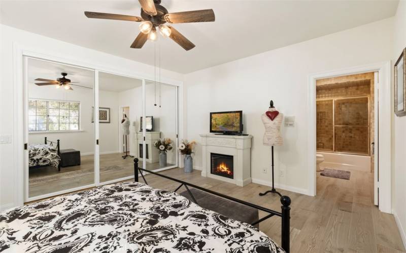 En-suite secondary bedroom with ceiling fan