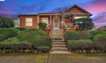 421 41st St, Oakland, California 94609, 7 Bedrooms Bedrooms, ,3 BathroomsBathrooms,Residential Income,Buy,421 41st St,41053934