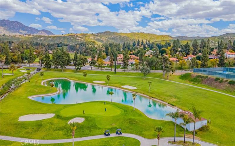 The Canyon Crest Golf course is nearby.