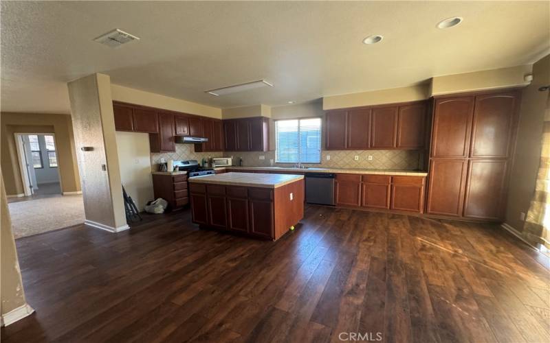 SPACIOUS KITCHEN WITH ISLAND AND LOTS OF STORAGE, DISHWASHER AND STOVE STAYS