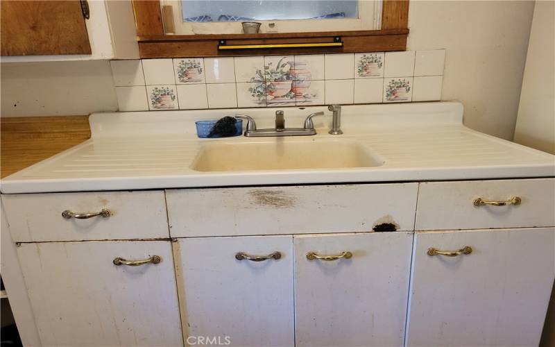 antique sink in kitchen