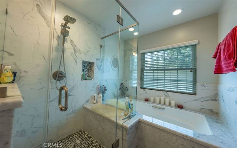Primary bath (en suite) with shower & spa tub