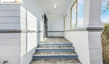 1302 E 19Th St, Oakland, California 94606, 3 Bedrooms Bedrooms, ,2 BathroomsBathrooms,Residential,Buy,1302 E 19Th St,41054609