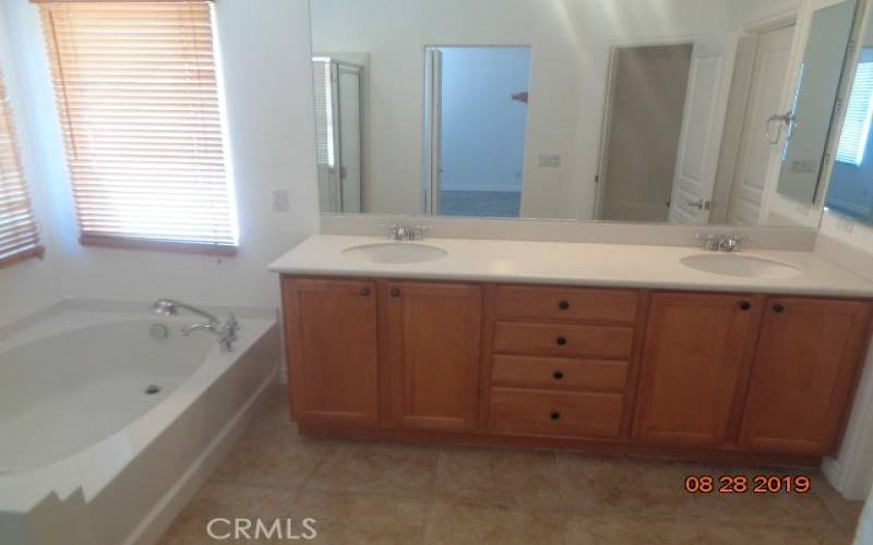 MASTER BATHROOM WITH DOUBLE SINKS