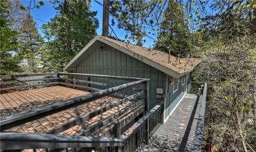 725 Oakmont Lane, Lake Arrowhead, California 92352, 3 Bedrooms Bedrooms, ,1 BathroomBathrooms,Residential,Buy,725 Oakmont Lane,EV24067535