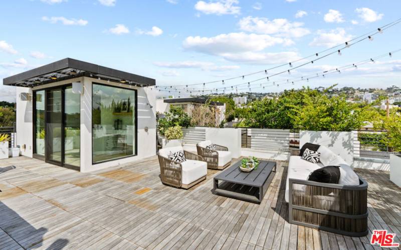 Upper Private Rooftop w views