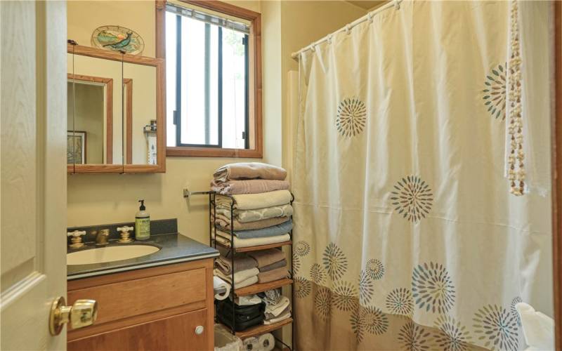 Carriage House 2 bedroom apartment bathroom