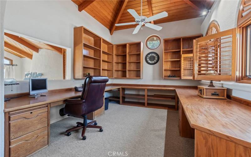 Office area - ample storage and work space