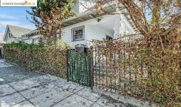 1302 E 19Th St, Oakland, California 94606, 3 Bedrooms Bedrooms, ,3 BathroomsBathrooms,Residential Income,Buy,1302 E 19Th St,41055514