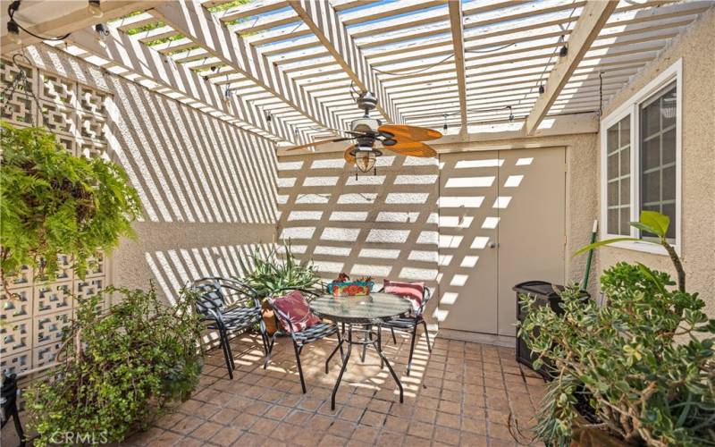 Fabulous enclosed Garden Patio 

Room/Office/ManCave/SheShed (with ceiling fan)... Welcome home!