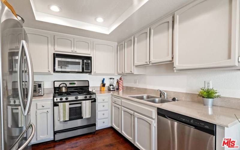 Nicely appointed kitchen with Stainless Steel appliances (new Dishwasher)