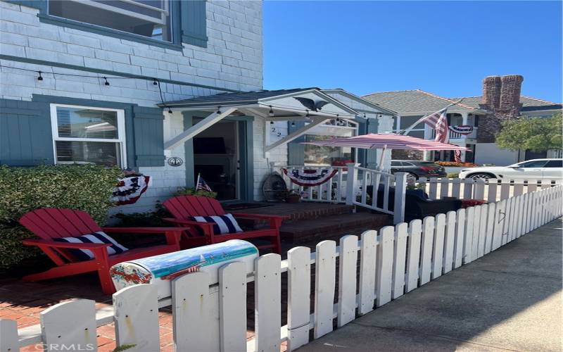 PICKET FENCE ENCLOSED YARD